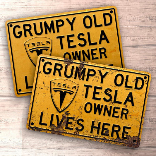 Tesla Grumpy Old Tesla Owner Lives Here Skilte, Musemåtte, Dørmåtte , Plakat-Skilte-Tesla-Garage Culture Shop- garage - man cave - merchandise