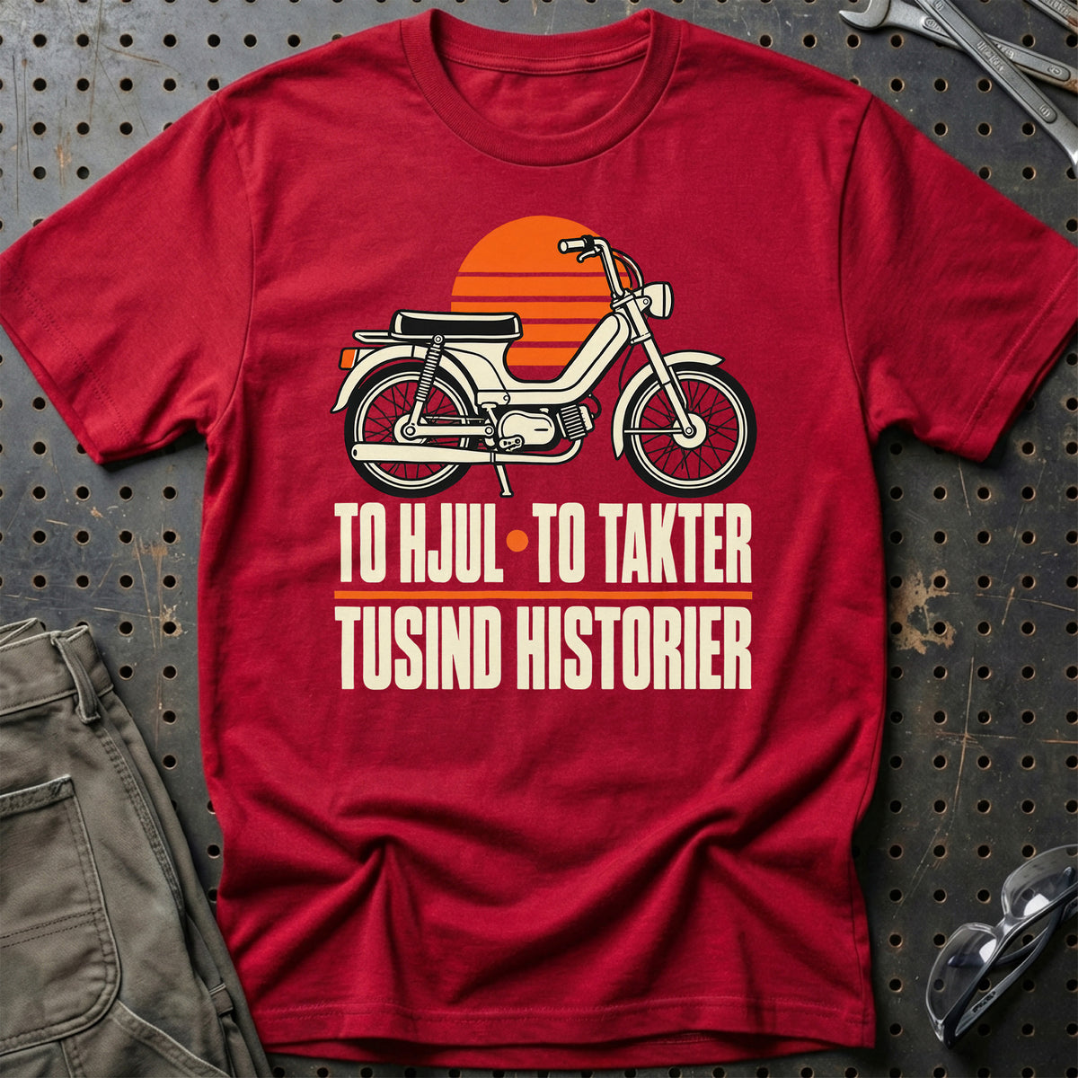 
To hjul · To takter – Tusind historier T-Shirt – Rød