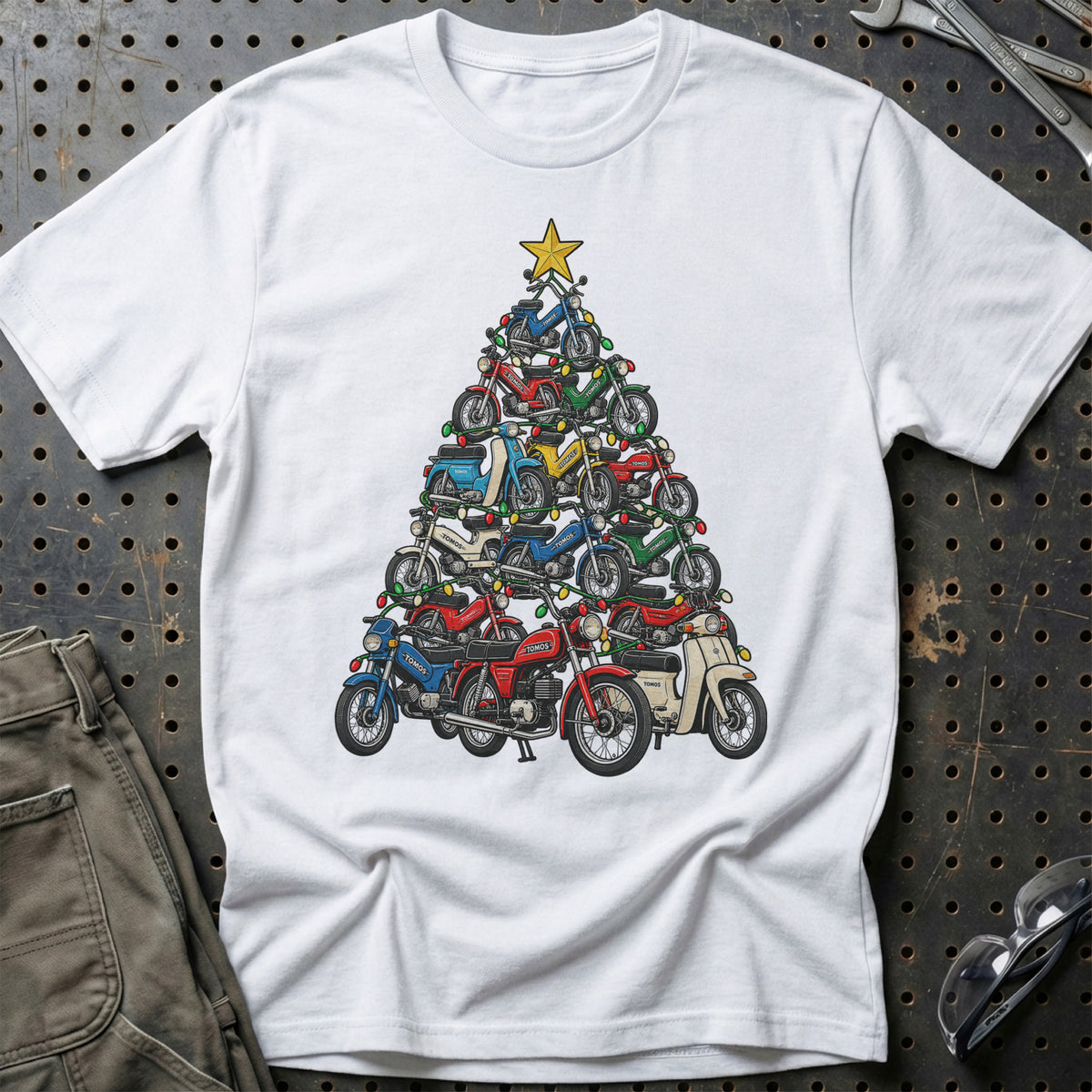 Tomos Juletræ – Farverige Knallerter T-Shirt-Beklædning-Tomos-Hvid-S-Garage Culture Shop- garage - man cave - merchandise