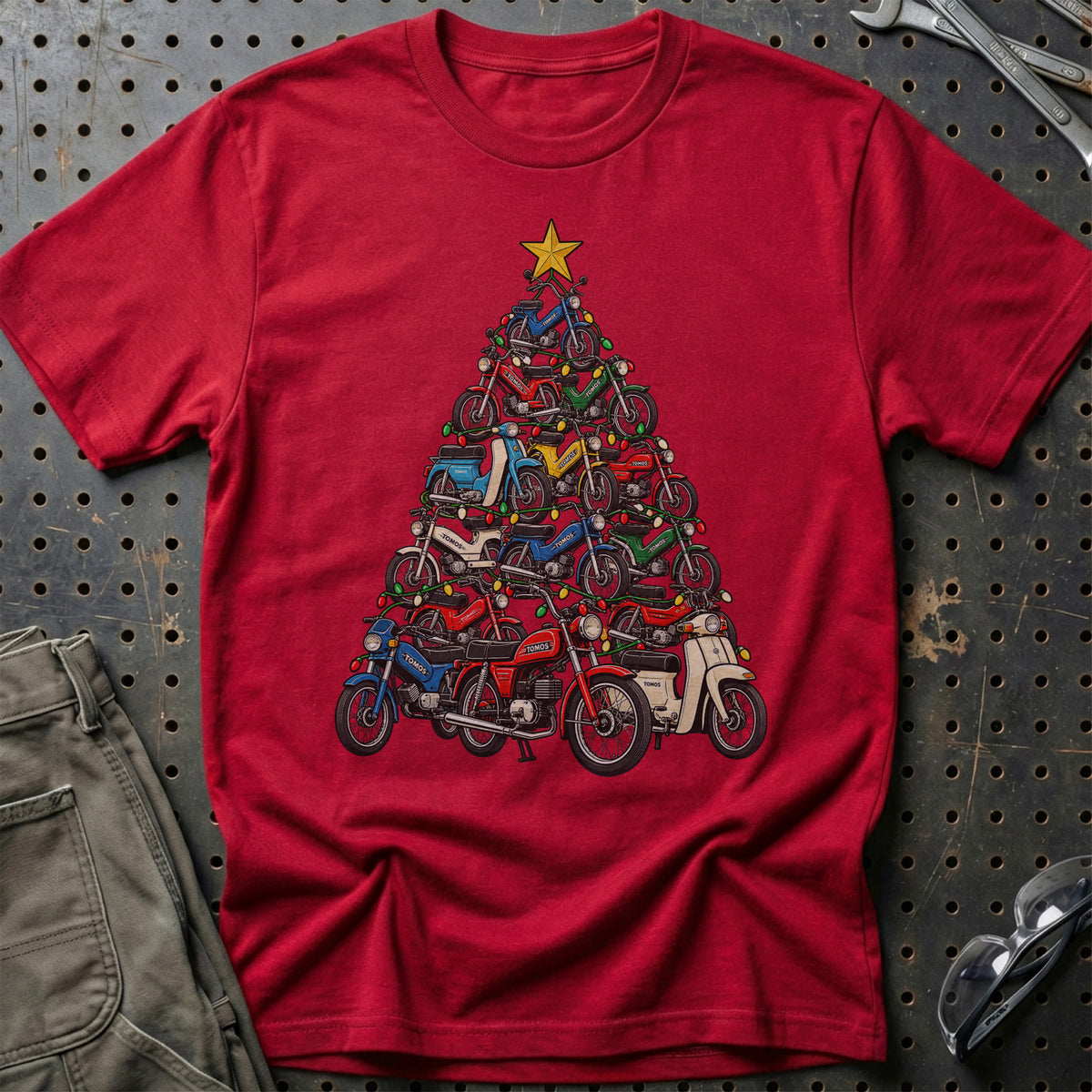 Tomos Juletræ – Farverige Knallerter T-Shirt-Beklædning-Tomos-Rød-S-Garage Culture Shop- garage - man cave - merchandise
