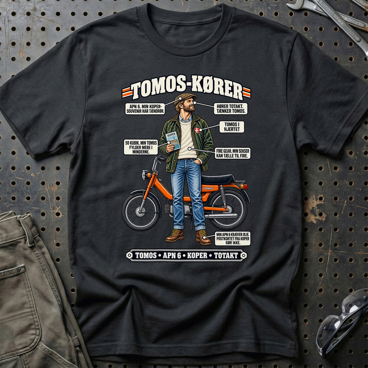 
Tomos-Kører T-Shirt – Sort