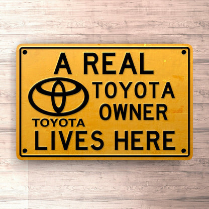 Toyota A Real Toyota Ownerlives Here Skilte, Musemåtte, Dørmåtte , Plakat-Skilte-Toyota-Garage Culture Shop- garage - man cave - merchandise