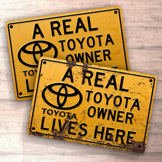 Toyota A Real Toyota Ownerlives Here Skilte, Musemåtte, Dørmåtte , Plakat-Skilte-Toyota-Garage Culture Shop- garage - man cave - merchandise