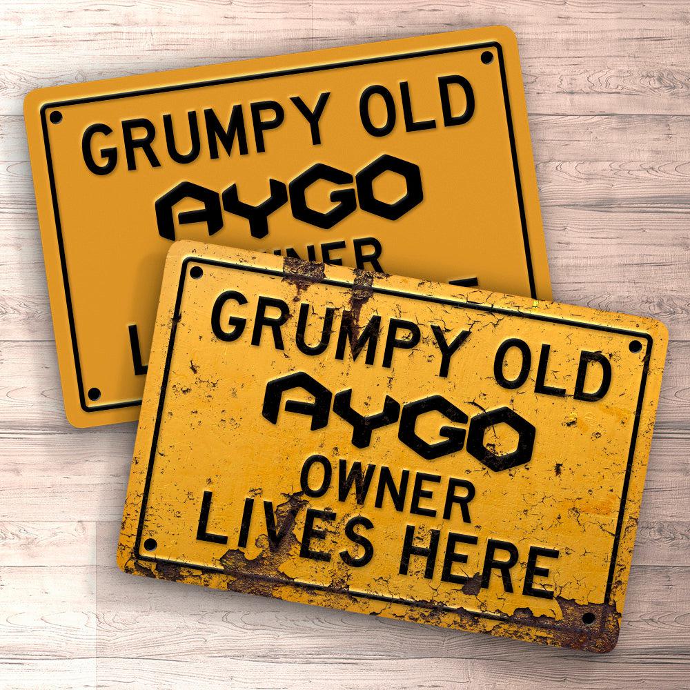 Toyota Aygo Grumpy Old Toyota Aygo Owner Lives Here Skilte, Musemåtte, Dørmåtte , Plakat-Skilte-Toyota-Garage Culture Shop- garage - man cave - merchandise