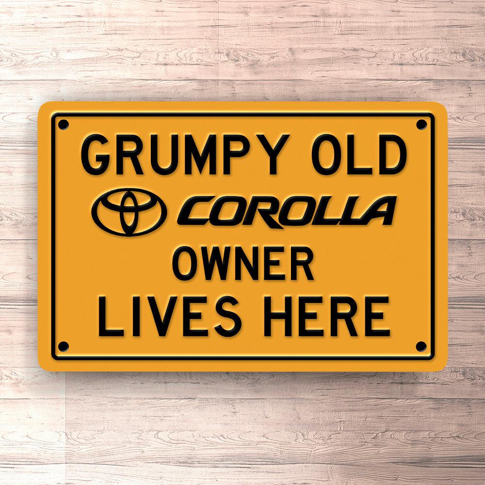 Toyota Corolla Grumpy Old Toyota Corolla Owner Lives Here Skilte, Musemåtte, Dørmåtte-Skilte-Toyota-Garage Culture Shop- garage - man cave - merchandise