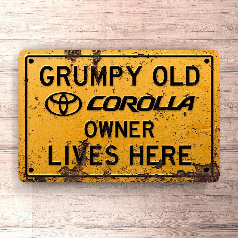 Toyota Corolla Grumpy Old Toyota Corolla Owner Lives Here Skilte, Musemåtte, Dørmåtte-Skilte-Toyota-Garage Culture Shop- garage - man cave - merchandise
