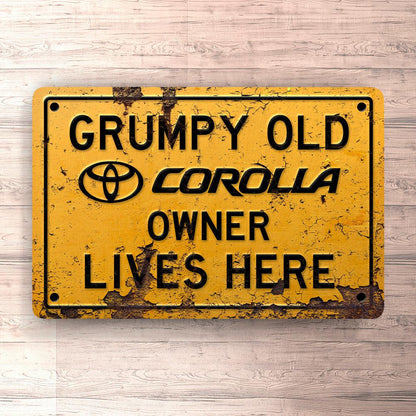 Toyota Corolla Grumpy Old Toyota Corolla Owner Lives Here Skilte, Musemåtte, Dørmåtte-Skilte-Toyota-Garage Culture Shop- garage - man cave - merchandise