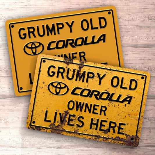 Toyota Corolla Grumpy Old Toyota Corolla Owner Lives Here Skilte, Musemåtte, Dørmåtte-Skilte-Toyota-Garage Culture Shop- garage - man cave - merchandise