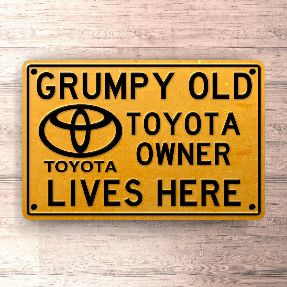 Toyota Grumpy Old Toyota Owner Lives Here Skilte, Musemåtte, Dørmåtte-Skilte-Toyota-Garage Culture Shop- garage - man cave - merchandise