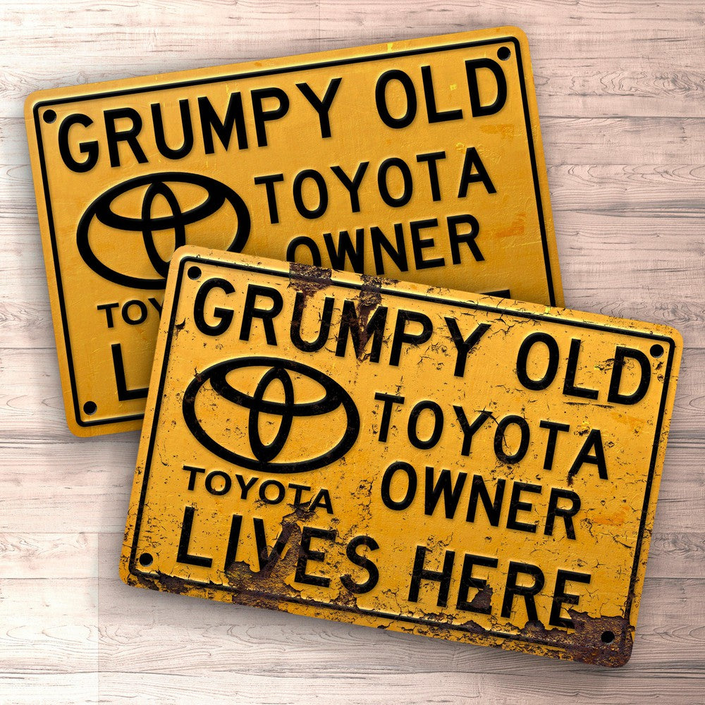 Toyota Grumpy Old Toyota Owner Lives Here Skilte, Musemåtte, Dørmåtte-Skilte-Toyota-Garage Culture Shop- garage - man cave - merchandise