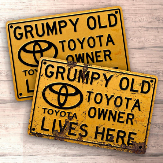 Toyota Grumpy Old Toyota Owner Lives Here Skilte, Musemåtte, Dørmåtte-Skilte-Toyota-Garage Culture Shop- garage - man cave - merchandise