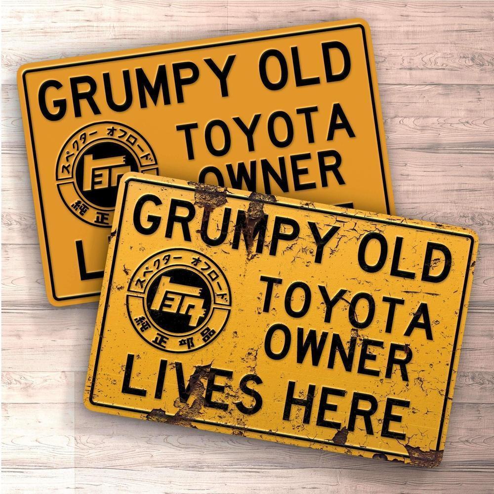 Toyota Grumpy Old Toyota Owner Lives Here Skilte, Musemåtte, Dørmåtte-Skilte-Toyota-Garage Culture Shop- garage - man cave - merchandise