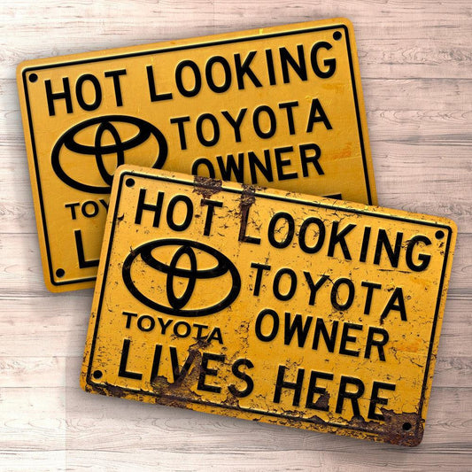 Toyota Hot Looking Toyota Owner Lives Here Skilte, Musemåtte, Dørmåtte , Plakat-Skilte-Toyota-Garage Culture Shop- garage - man cave - merchandise