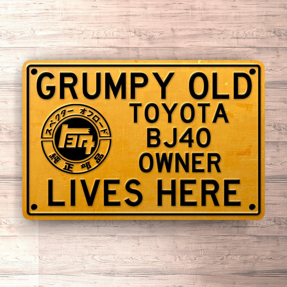 Toyota Land Cruiser Bj40 Grumpy Old Toyota Land Cruiser Bj40 Owner Lives Here Skilte, Musemåtte, Dørmåtte-Skilte-Toyota-Garage Culture Shop- garage - man cave - merchandise