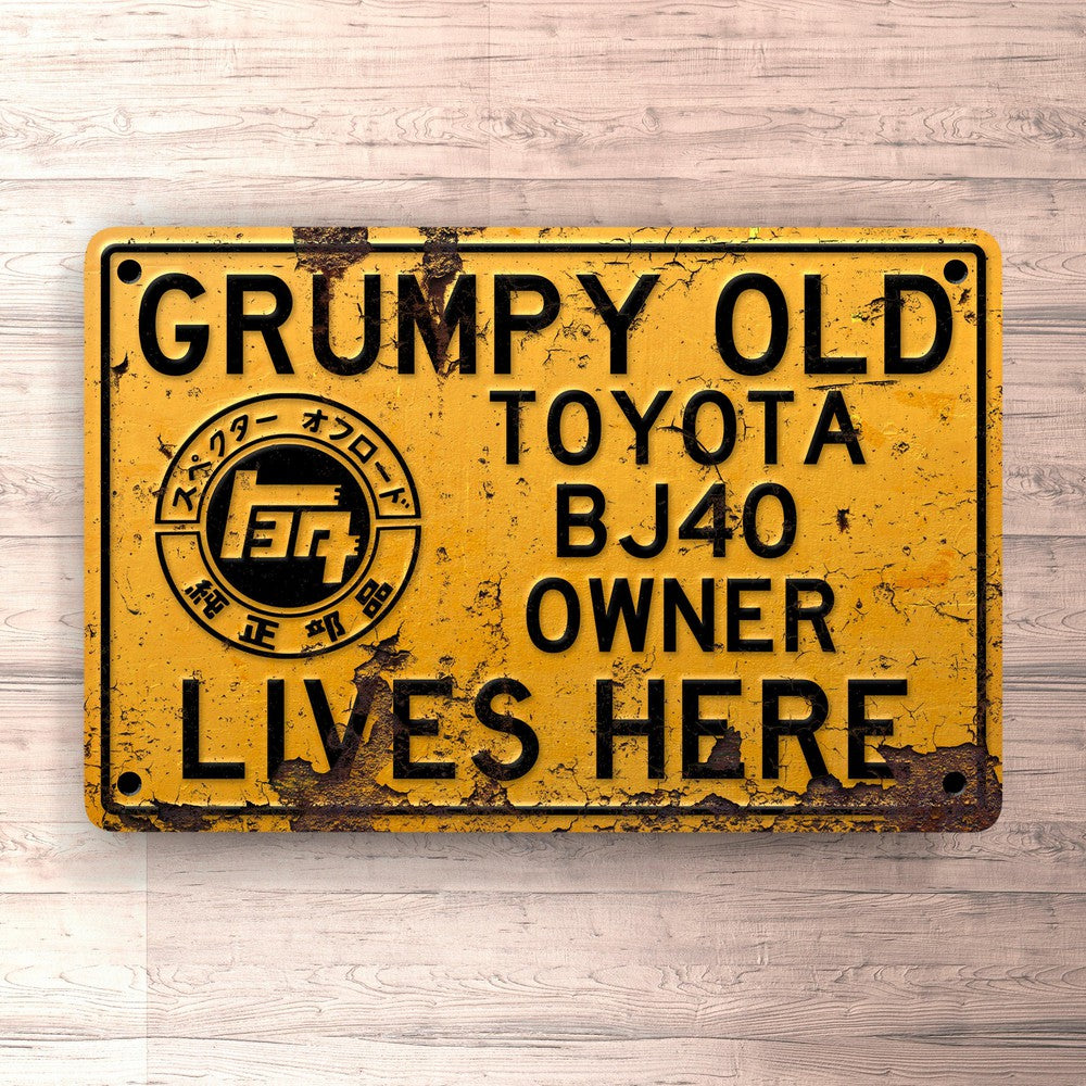 Toyota Land Cruiser Bj40 Grumpy Old Toyota Land Cruiser Bj40 Owner Lives Here Skilte, Musemåtte, Dørmåtte-Skilte-Toyota-Garage Culture Shop- garage - man cave - merchandise