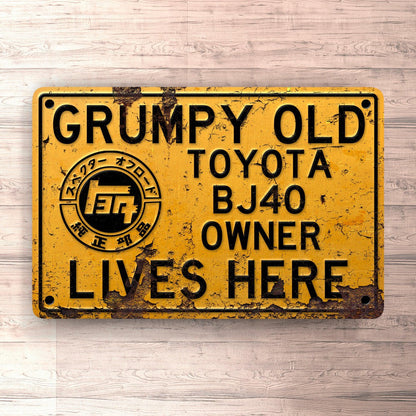Toyota Land Cruiser Bj40 Grumpy Old Toyota Land Cruiser Bj40 Owner Lives Here Skilte, Musemåtte, Dørmåtte-Skilte-Toyota-Garage Culture Shop- garage - man cave - merchandise