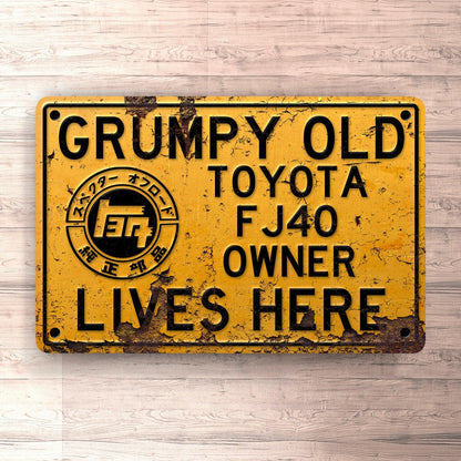 Toyota Land Cruiser Fj40 Grumpy Old Toyota Land Cruiser Fj40 Owner Lives Here Skilte, Musemåtte, Dørmåtte , Plakat-Skilte-Toyota-Garage Culture Shop- garage - man cave - merchandise