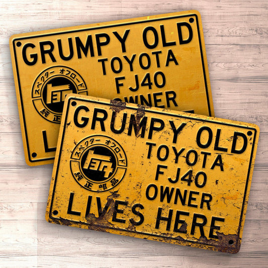 Toyota Land Cruiser Fj40 Grumpy Old Toyota Land Cruiser Fj40 Owner Lives Here Skilte, Musemåtte, Dørmåtte-Skilte-Toyota-Garage Culture Shop- garage - man cave - merchandise
