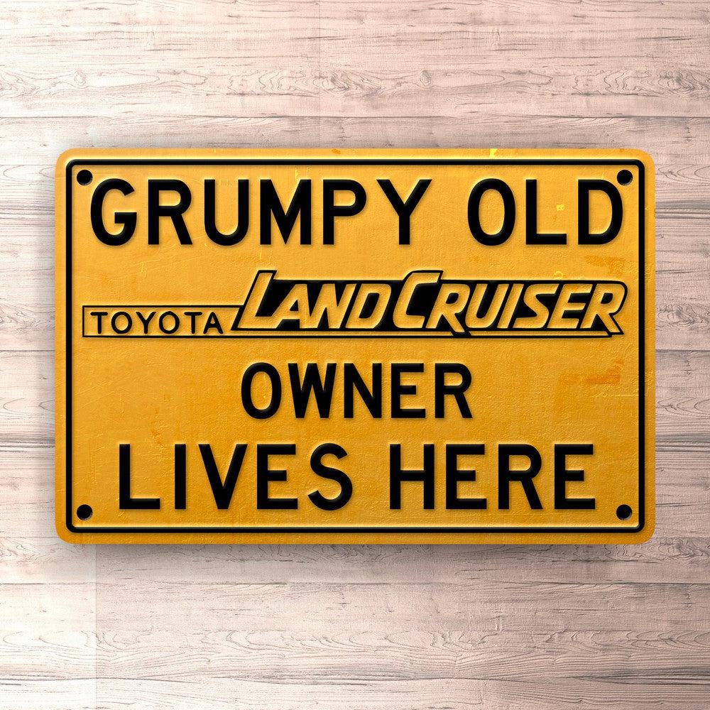 Toyota Land Cruiser Grumpy Old Toyota Land Cruiser Owner Lives Here Skilte, Musemåtte, Dørmåtte , Plakat-Skilte-Toyota-Garage Culture Shop- garage - man cave - merchandise