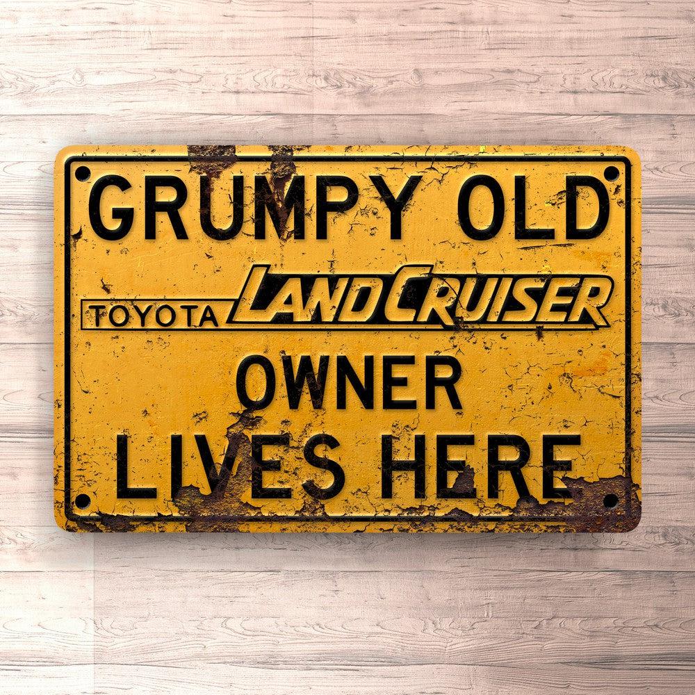 Toyota Land Cruiser Grumpy Old Toyota Land Cruiser Owner Lives Here Skilte, Musemåtte, Dørmåtte , Plakat-Skilte-Toyota-Garage Culture Shop- garage - man cave - merchandise