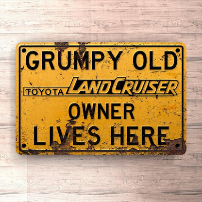 Toyota Land Cruiser Grumpy Old Toyota Land Cruiser Owner Lives Here Skilte, Musemåtte, Dørmåtte , Plakat-Skilte-Toyota-Garage Culture Shop- garage - man cave - merchandise