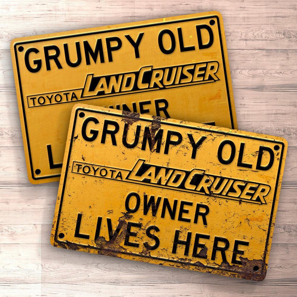 Toyota Land Cruiser Grumpy Old Toyota Land Cruiser Owner Lives Here Skilte, Musemåtte, Dørmåtte , Plakat-Skilte-Toyota-Garage Culture Shop- garage - man cave - merchandise