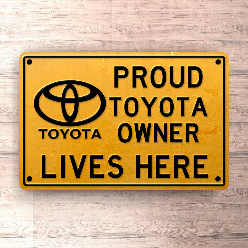 Toyota Proud Toyota Owner Lives Here Skilte, Musemåtte, Dørmåtte-Skilte-Toyota-Garage Culture Shop- garage - man cave - merchandise