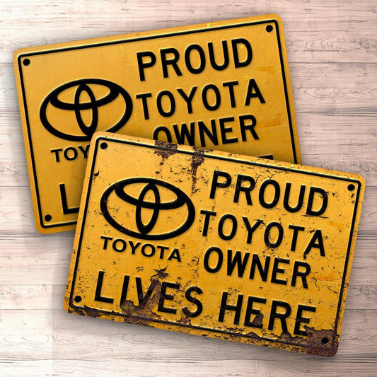 Toyota Proud Toyota Owner Lives Here Skilte, Musemåtte, Dørmåtte-Skilte-Toyota-Garage Culture Shop- garage - man cave - merchandise