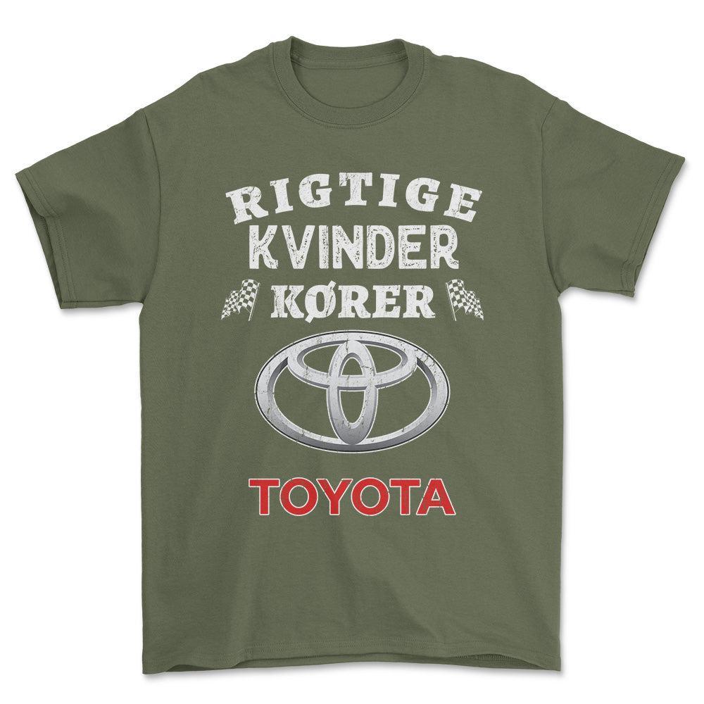 Toyota Rigtige Kvinder Kører - Unisex T-Shirt , Bomuld-Beklædning-Toyota-Grøn Militær-S-Forside-Garage Culture Shop- garage - man cave - merchandise