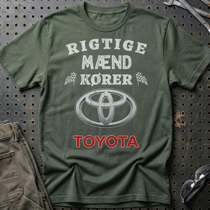 Toyota Rigtige Mænd Kører - Unisex T-Shirt , Bomuld-Beklædning-Toyota-Grøn Militær-S-Garage Culture Shop- garage - man cave - merchandise