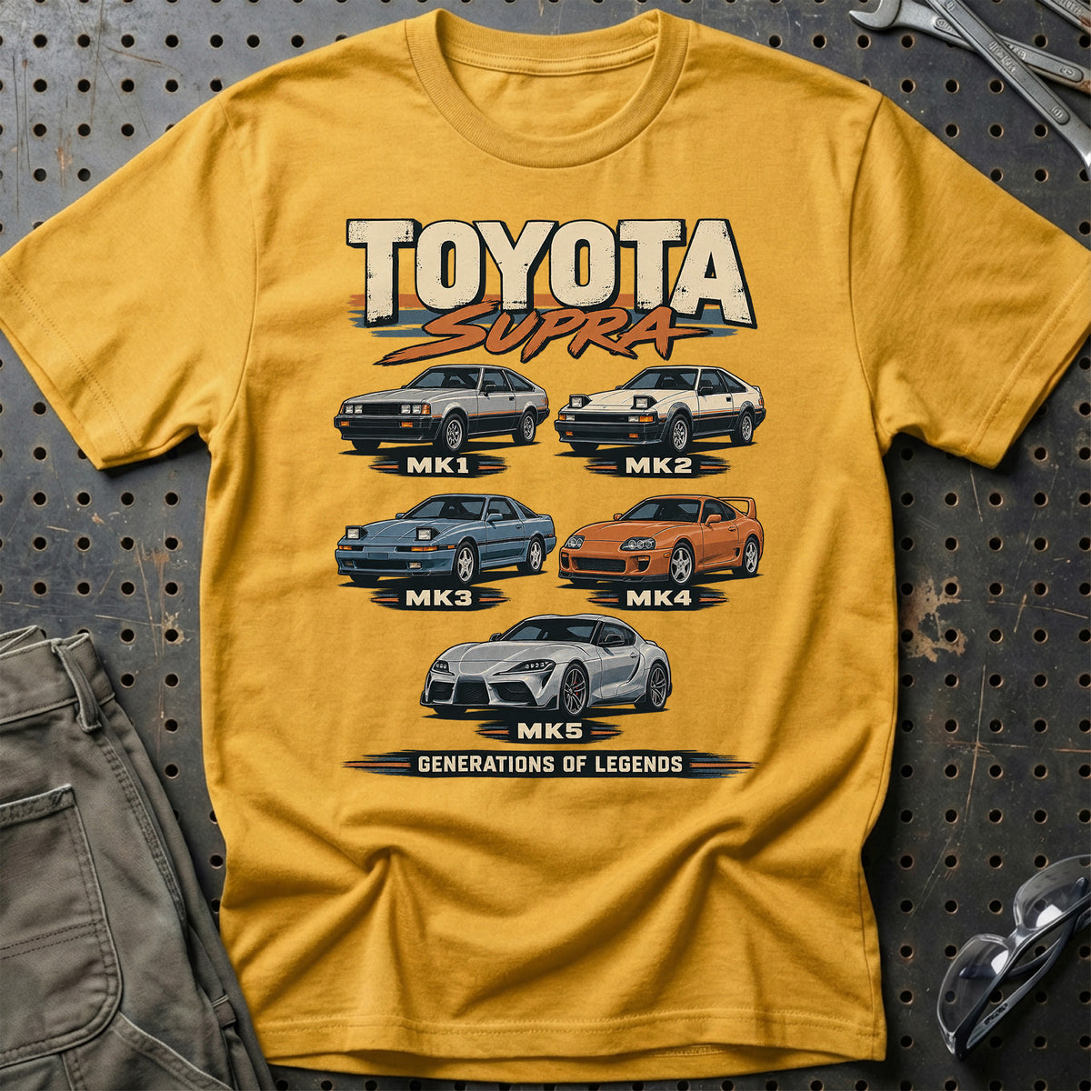 
Toyota Supra – Generations of Legends T-Shirt – Guld