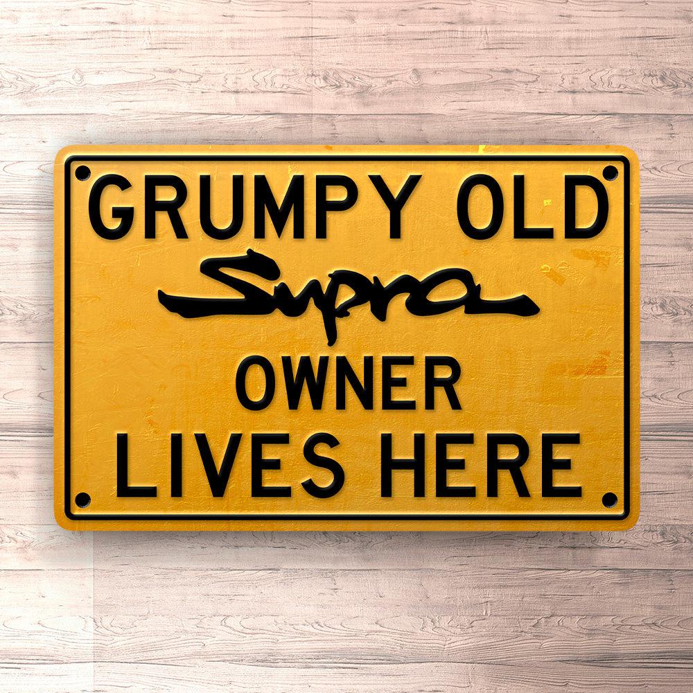 Toyota Supra Grumpy Old Toyota Supra Owner Lives Here Skilte, Musemåtte, Dørmåtte , Plakat-Skilte-Toyota-Garage Culture Shop- garage - man cave - merchandise