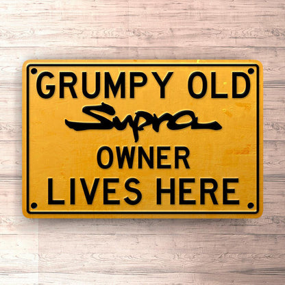Toyota Supra Grumpy Old Toyota Supra Owner Lives Here Skilte, Musemåtte, Dørmåtte-Skilte-Toyota-Garage Culture Shop- garage - man cave - merchandise
