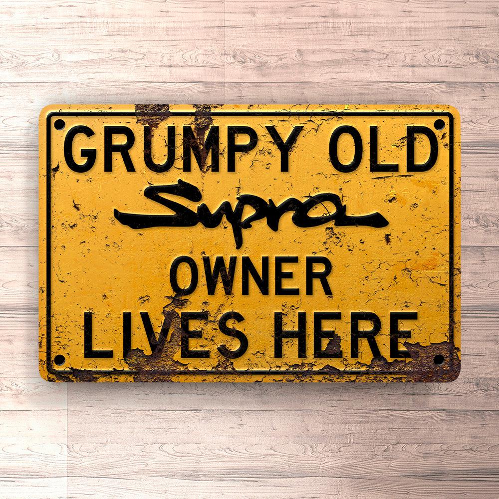 Toyota Supra Grumpy Old Toyota Supra Owner Lives Here Skilte, Musemåtte, Dørmåtte-Skilte-Toyota-Garage Culture Shop- garage - man cave - merchandise