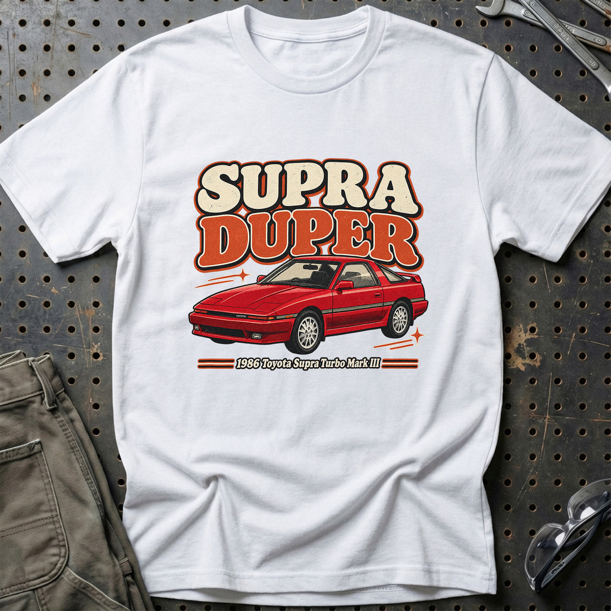 
Toyota Supra Turbo Mark III 1986 – Supra Duper T-Shirt – Hvid