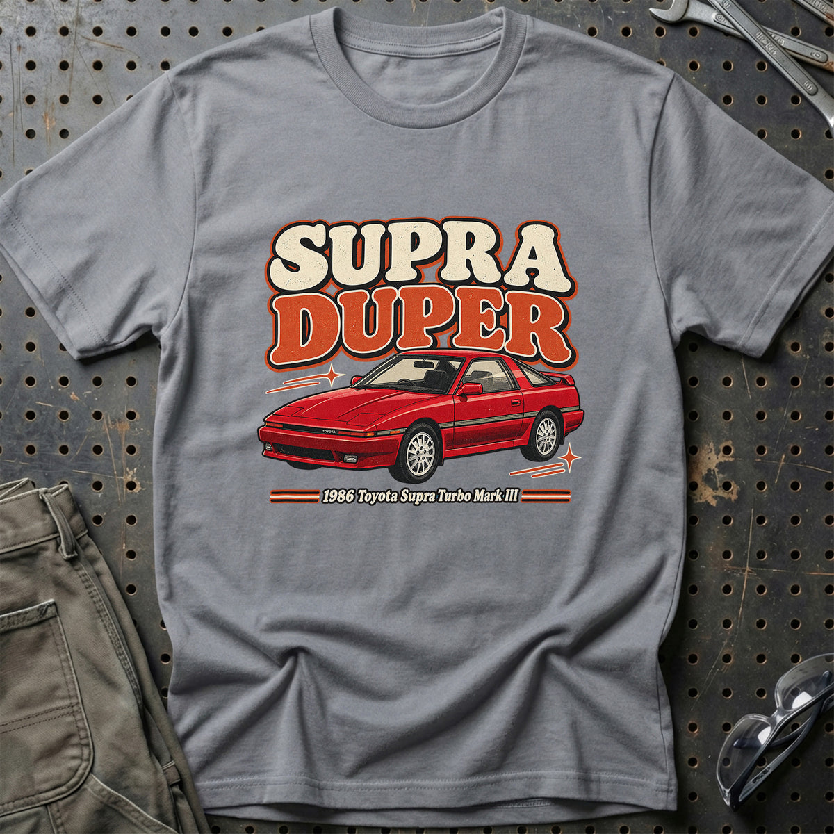 
Toyota Supra Turbo Mark III 1986 – Supra Duper T-Shirt – Grå Sport