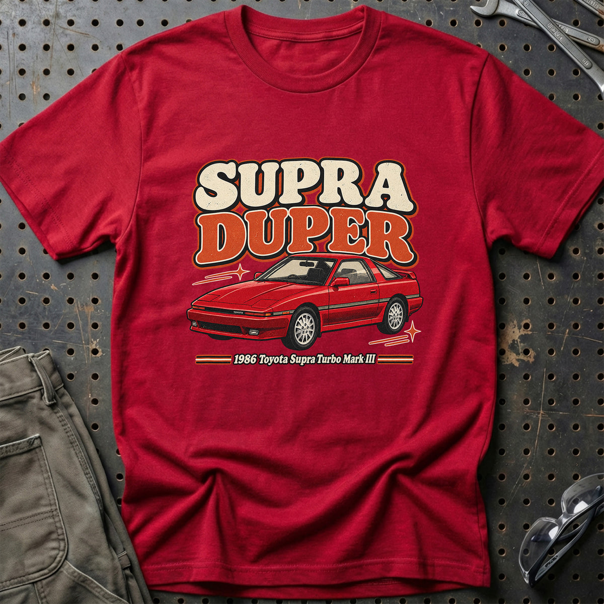 
Toyota Supra Turbo Mark III 1986 – Supra Duper T-Shirt – Rød