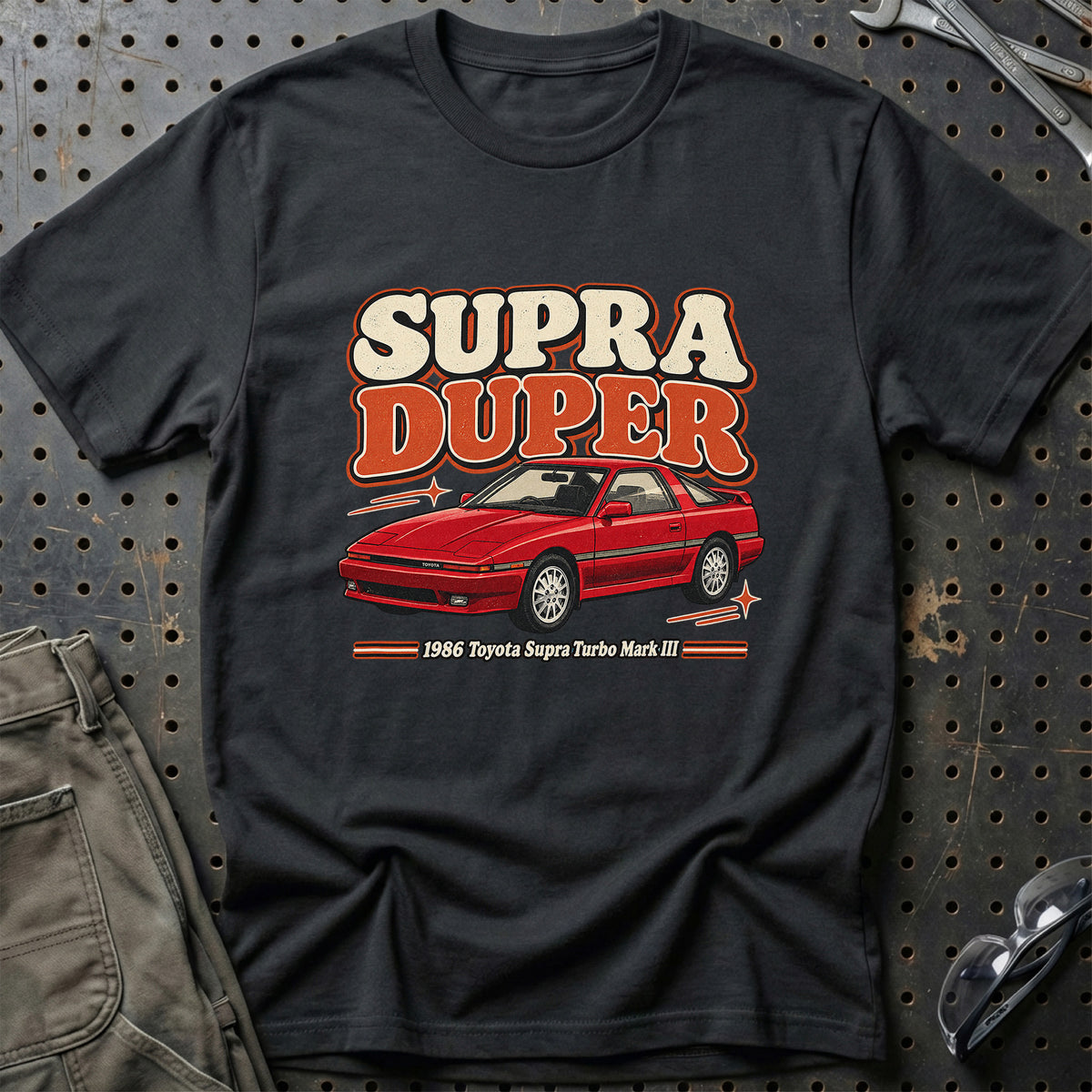 
Toyota Supra Turbo Mark III 1986 – Supra Duper T-Shirt – Sort