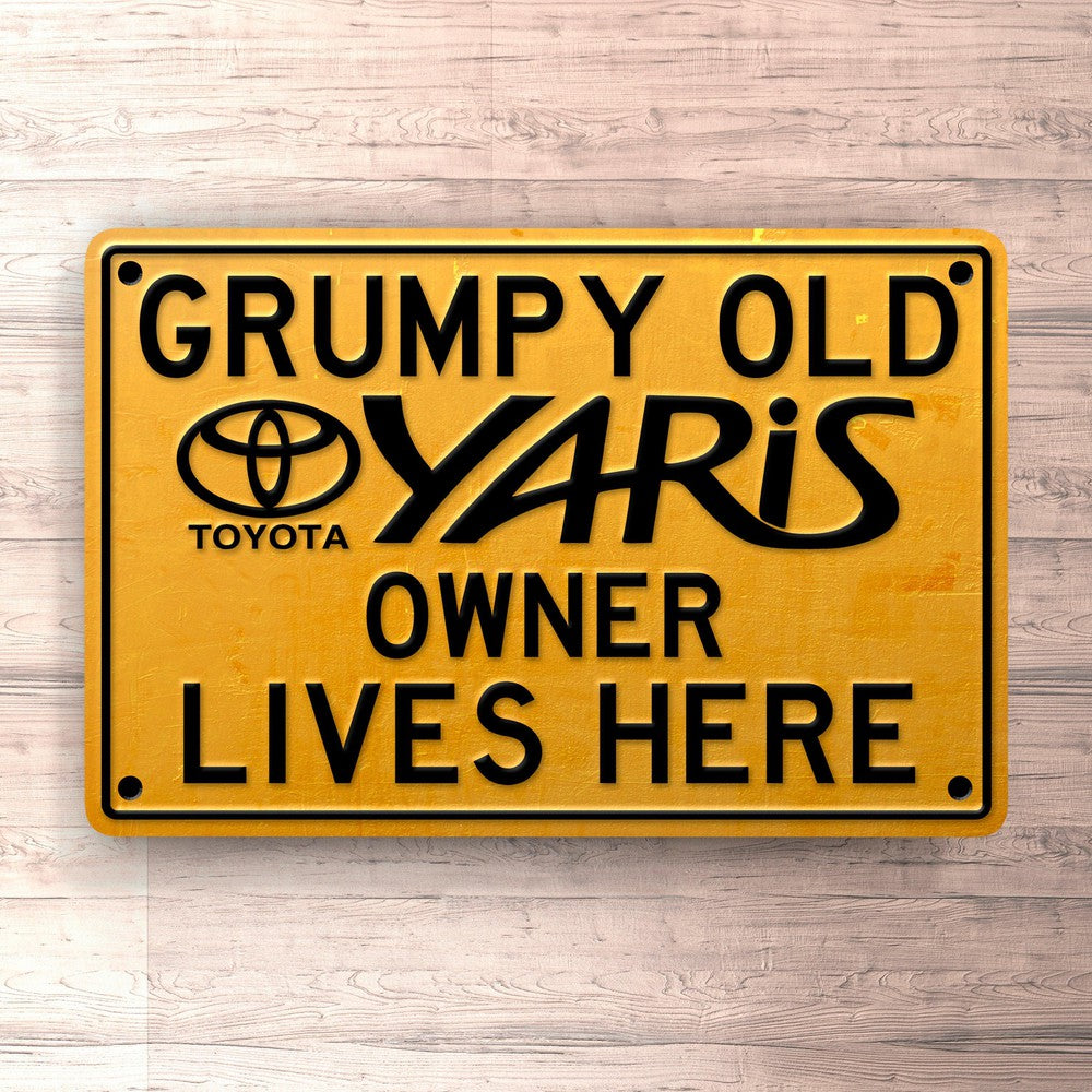 Toyota Yaris Grumpy Old Toyota Yaris Owner Lives Here Skilte, Musemåtte, Dørmåtte-Skilte-Toyota-Garage Culture Shop- garage - man cave - merchandise