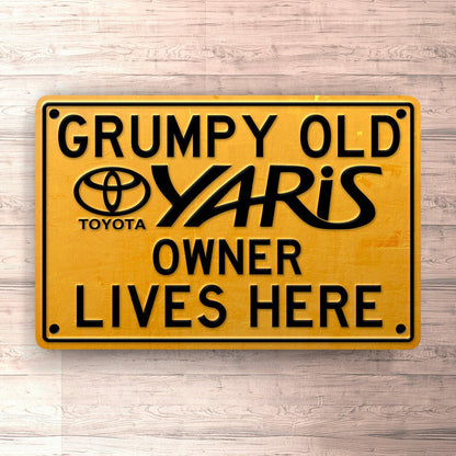 Toyota Yaris Grumpy Old Toyota Yaris Owner Lives Here Skilte, Musemåtte, Dørmåtte-Skilte-Toyota-Garage Culture Shop- garage - man cave - merchandise