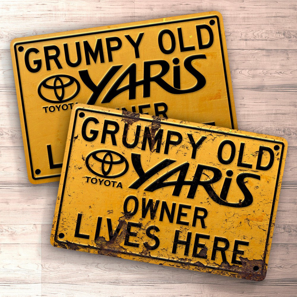 Toyota Yaris Grumpy Old Toyota Yaris Owner Lives Here Skilte, Musemåtte, Dørmåtte-Skilte-Toyota-Garage Culture Shop- garage - man cave - merchandise