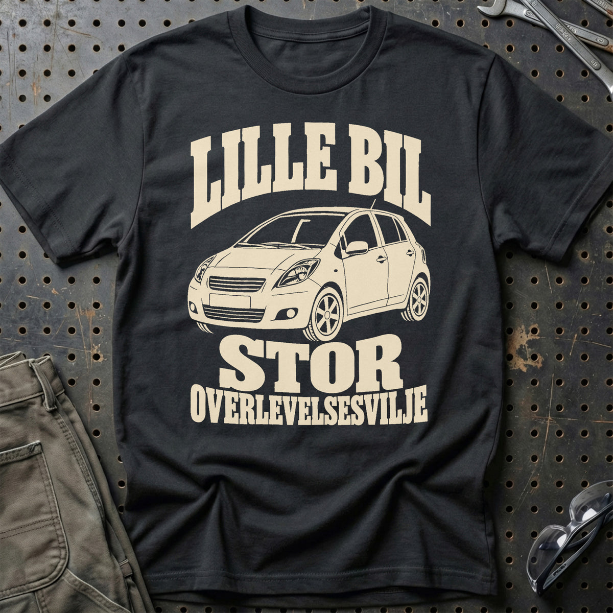 
Toyota Yaris II XP90 – Lille bil stor overlevelsesvilje – Unisex T-Shirt – Sort