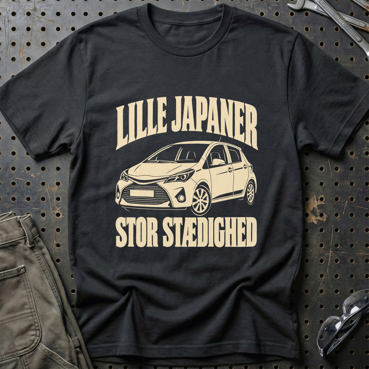 
Toyota Yaris III XP130 – Lille japaner stor stædighed – Unisex T-Shirt – Sort