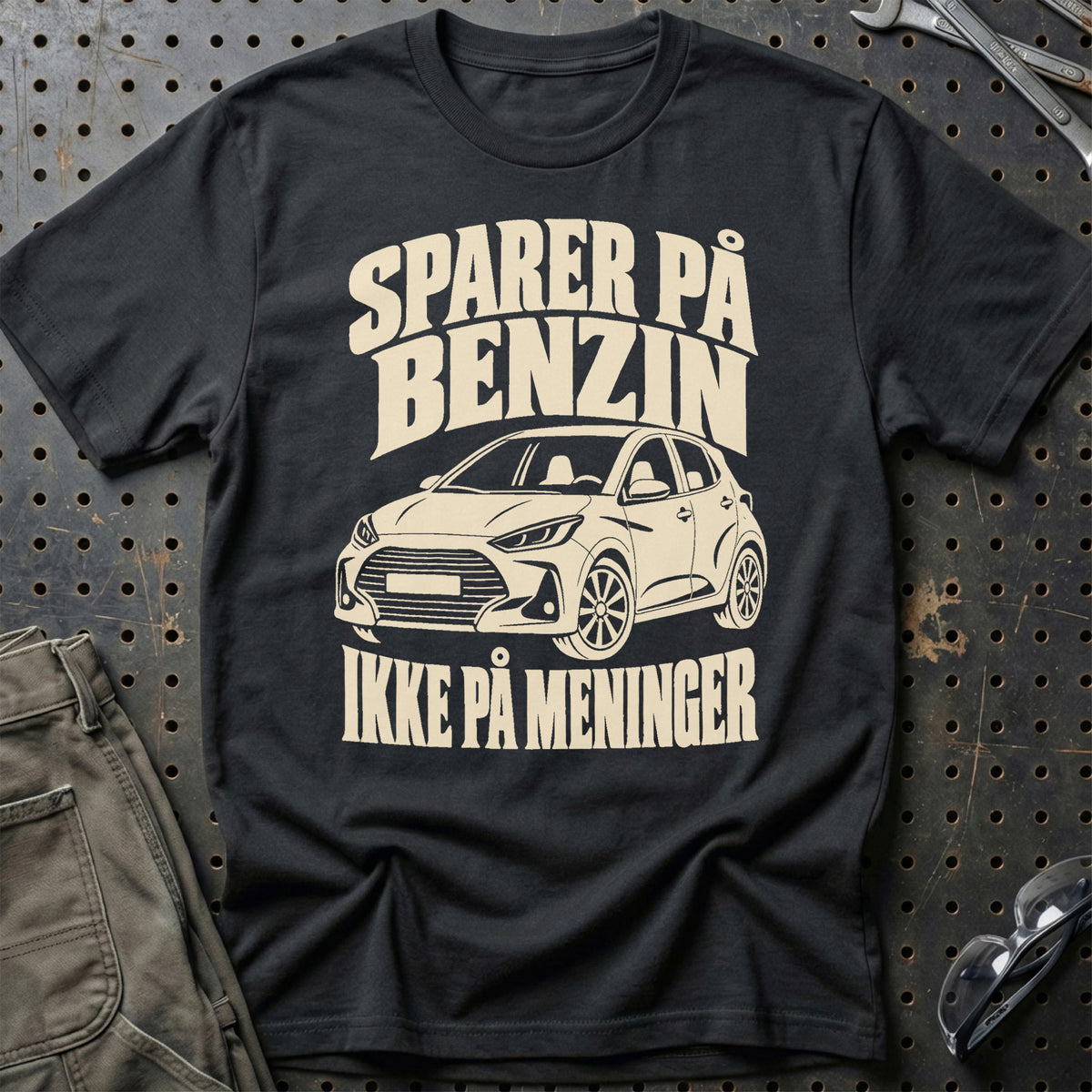 
Toyota Yaris IV XP210 – Sparer på benzin ikke på meninger – Unisex T-Shirt – Sort