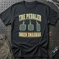
Tre pedaler – Ingen småsnak – Farvet motiv – Unisex T-Shirt – Sort