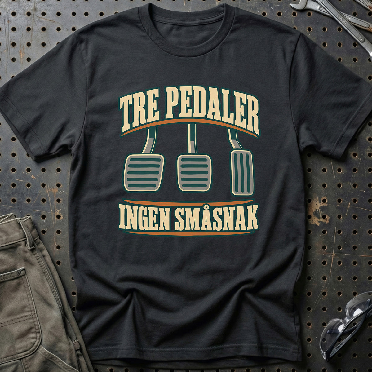 
Tre pedaler – Ingen småsnak – Farvet motiv – Unisex T-Shirt – Sort