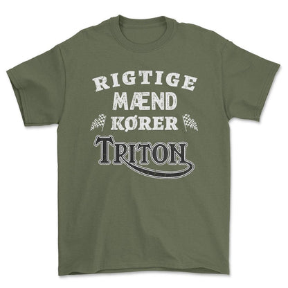 Triton Rigtige Mænd Kører - Unisex T-Shirt , Bomuld-Beklædning-Triton-Grøn Militær-S-Forside-Garage Culture Shop- garage - man cave - merchandise
