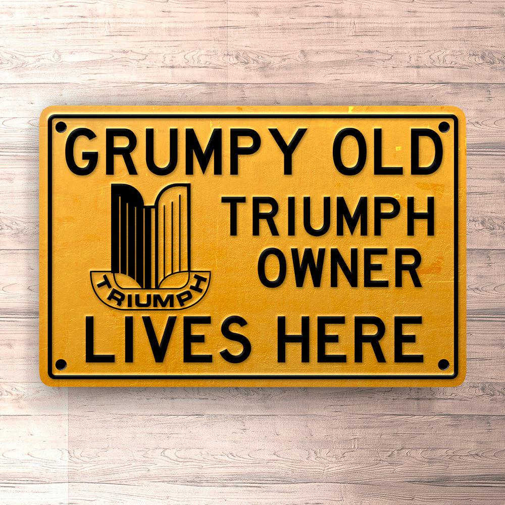 Triumph Grumpy Old Triumph Owner Lives Here Skilte, Musemåtte, Dørmåtte , Plakat-Skilte-Triumph-Garage Culture Shop- garage - man cave - merchandise