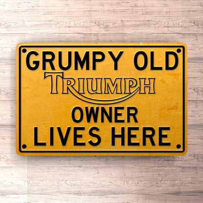 Triumph Grumpy Old Triumph Owner Lives Here Skilte, Musemåtte, Dørmåtte-Skilte-Triumph-Garage Culture Shop- garage - man cave - merchandise