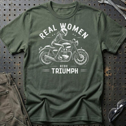 Triumph Real Women Ride Triumph - Unisex T-Shirt , Bomuld-Beklædning-Triumph-Grøn Militær-S-Garage Culture Shop- garage - man cave - merchandise